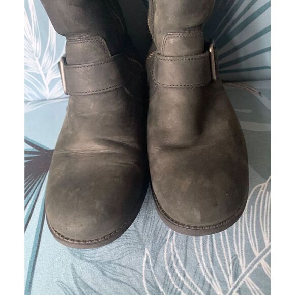 UGG OREGON BLACK SUEDE SHEEPSKIN SHEARLING ANKLE BUCKLE BOOT sz 5.5 - Picture 4 of 11